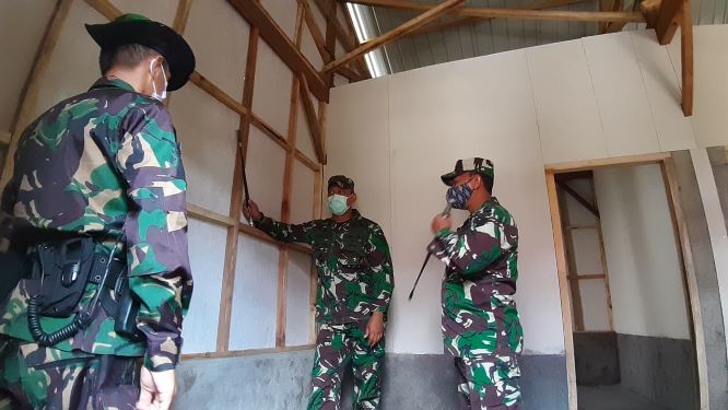 TINJAU RTG: Danrem 162/WB Kolonel Czi Ahmad Rizal Ramdhani meninjau salah satu rumah korban gempa yang sedang dibangun, di KLU, Senin (27/4). (Kapenrem 162/WB for Lombok Post )