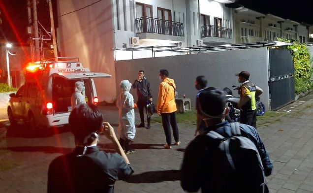 KEJAR WNA: Sejumlah petugas Polres Lobar saat mencari WNA berstatus PDP yang melarikan diri dari rumah sakit dan bersembunyi ke Senggigi kemarin malam (4/4).( POLRES LOBAR FOR LOMBOK POST)