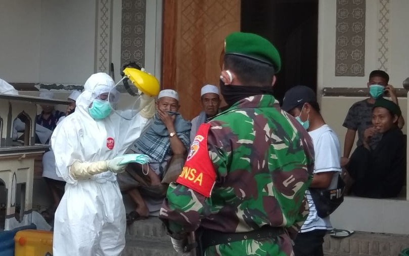 DIDATA: Petugas Kecamatan Lingsar saat melakukan pendataan terhadap sejumlah warga belum lama ini. (Ist/Lombok Post)