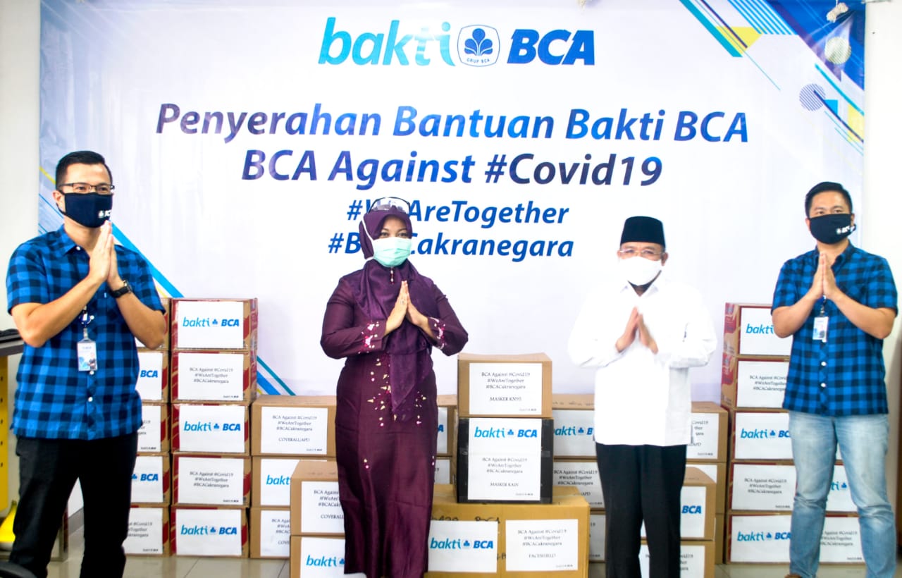 PEDULI COVID-19: Kepala KCU BCA Cakranegara Indrawanto Sahama menyerahkan bantuan alat medis kepada Bupati Kabupaten Lombok Utara H Najmul Akhyar (dua dari kanan) disaksikan dr Lina Nurbaiti M Kes, perwakilan Perhimpunan Rumah Sakit Seluruh Indonesia (PER