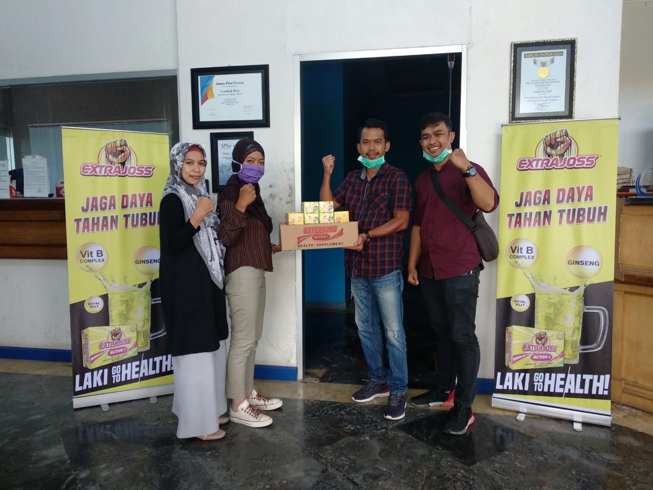PEDULI: Tim pemasaran PT Bintang Toedjoe membagikan produk Extrajoss kepada redaksi Lombok Post, kemarin (8/4).