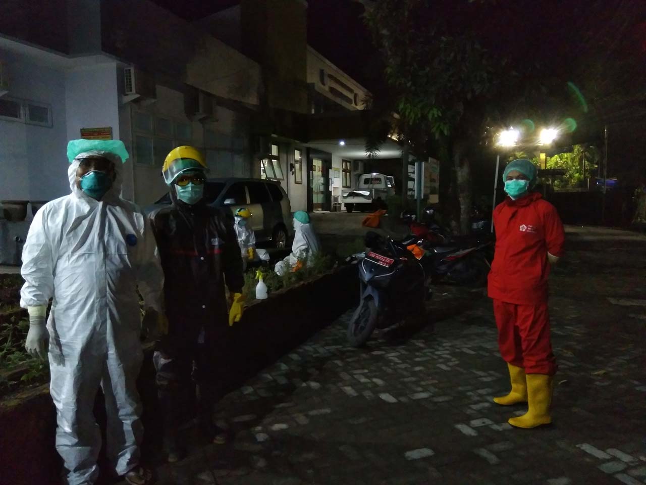 BELUM PASTI: Salah seorang warga Desa Montong Are berstatus ODP meninggal dunia dibawa ke Puskesmas Kediri Minggu (28/3/2020) lalu.