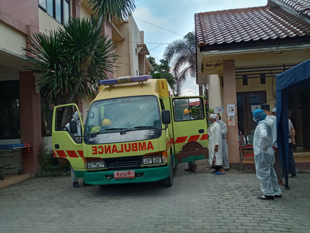 DIBAWA KE RUMAH SAKIT: Seorang jamaah tablig eks Gowa dibawa ke RSUD Kota Mataram karena hasil rapid test-nya reaktif di Puskesmas Pejeruk, beberapa hari lalu.