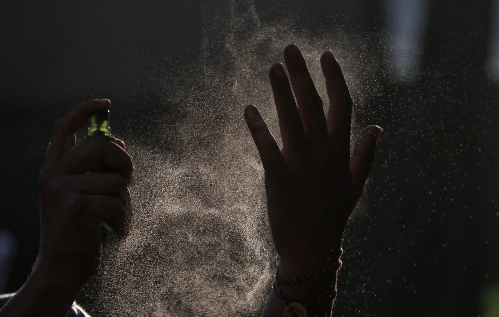 SEMAKIN WASPADA: Menggunakan hand sanitizer saat keluar rumah menjadi salah satu bentuk antisipasi agar tidak terpapar virus Korona.