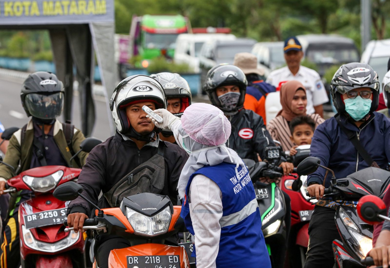 KURANG EFEKTIF: Sejumlah pengendara diperiksa suhu tubuh menggunakan thermal gun di pintu masuk Kota Mataram, beberapa waktu lalu.