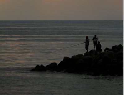 REVITALISASI TERTUNDA: Beberapa orang memancing di kawasan pantai Loang Baloq, Kota Mataram, Selasa (31/3). Obyek wisata ini sedianya akan direvitalisasi tahun ini. Namun tertunda akibat wabah virus Korona.