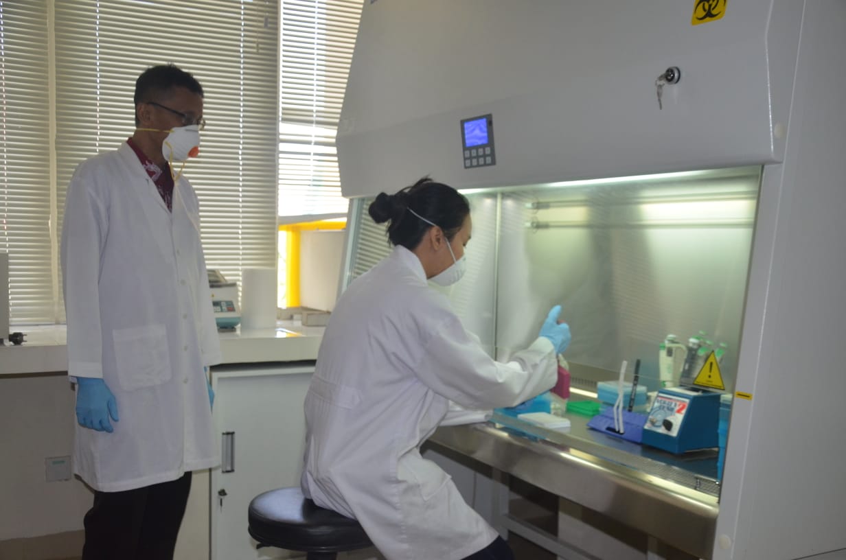 Suasana ruang uji sampel korona di RSUD NTB, Sabtu (4/4/20). (RSUD NTB untuk Lombok Post)