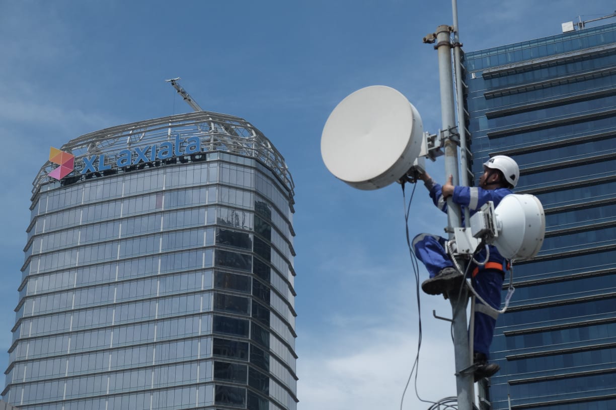 Seorang teknisi sedang memeriksa BTS XL Axiata. Pemeliharaan rutin ini dilakukan sebagai salah satu upaya untuk menjaga kualitas jaringan XL Axiata.