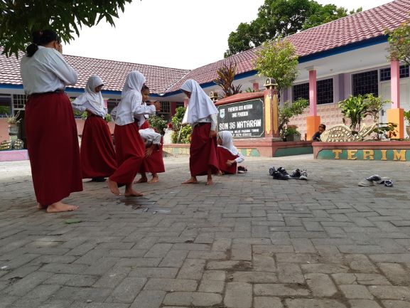 GEMBIRA: Sejumlah siswa sekolah dasar nampak tengah bermain di pelataran sekolah mereka beberapa waktu lalu. (ilustrasi)