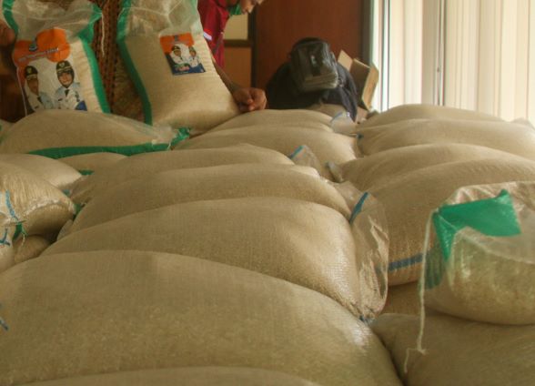 BANTUAN :  Beras JPS Gemilang yang akan didistribusikan kepada masyarakat yang terdampak ekonomi akibat pandemi, beberapa waktu lalu. (IVAN/LOMBOK POST )