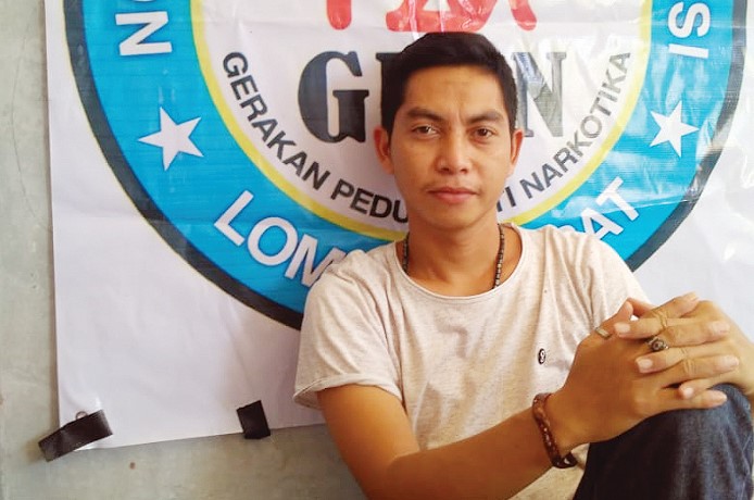 PERANG LAWAN NARKOBA: Mursidin mendirikan organisasi melawan narkoba di Desanya. Itu setelah dia terjangkit dan berjuang untuk pulih dari narkoba.