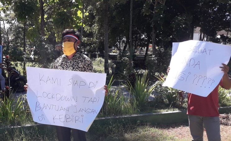 UNJUK RASA: Warga Kecamatan Sakra saat berunjuk rasa di Kantor Camat Sakra, Selasa (12/5). (Yunan for Lombok Post)