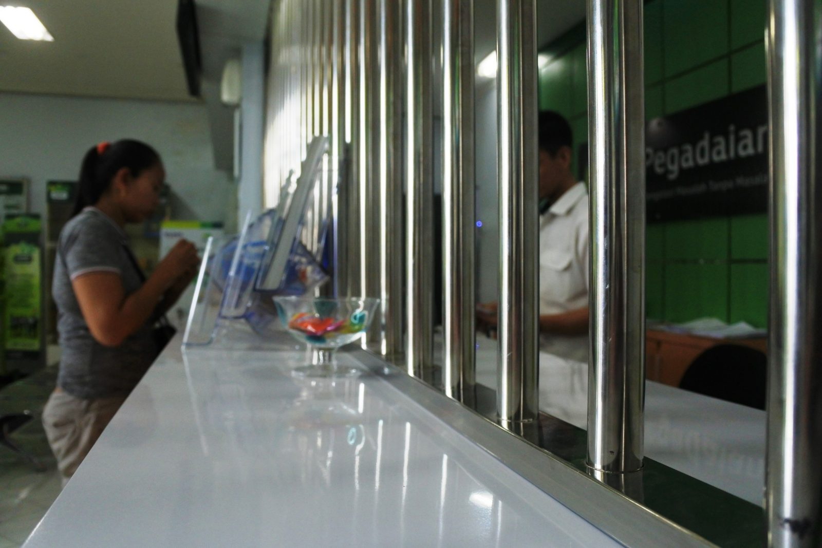 GADAI: Salah seorang nasabah menebus barang miliknya di pegadaian Kota Mataram, beberapa waktu lalu.