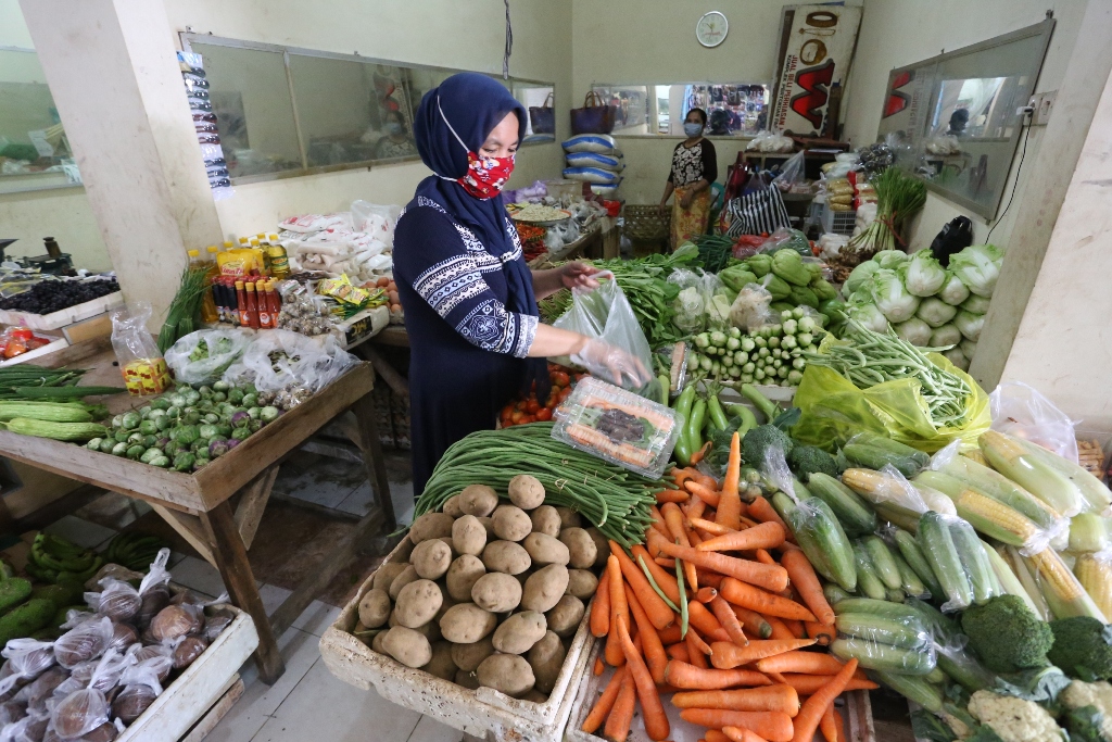 PENUH PERJUANGAN: Sayur-sayuran yang dijual di pasar sebelumnya telah menempuh perjalanan jauh dan banyak risiko yang dihadapi para sopir truk.