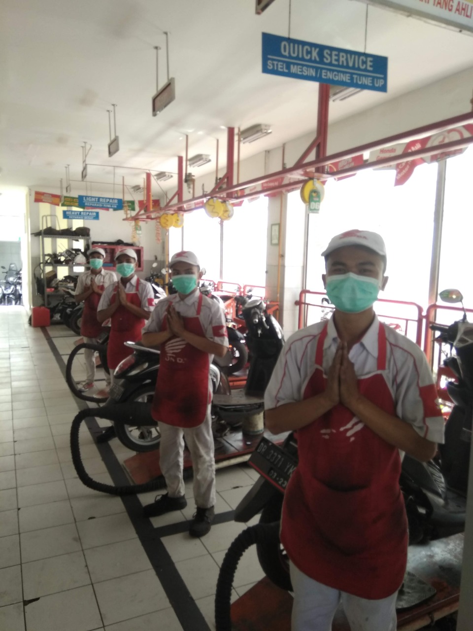 Mekanik Astra siap melayani Konsumen Setia sepeda motor Honda dengan menerapkan protokol kesehatan