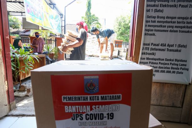 DISTRIBUSI JPS: Pemkot Mataram berusaha memenuhi target penyaluran JPS untuk tahap pertama, sebelum bulan Mei berakhir. (Ivan /  Lombok Post)