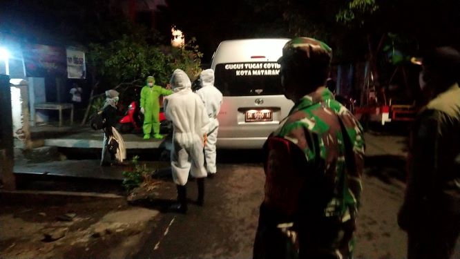 JEMPUT PASIEN: Petugas kesehatan dan gugus tugas penanganan covid-19 melakukan penjemputan terhadap PDP positif di Kelurahan Cakranegara Barat, Sabtu malam (9/5) lalu. (DIDIT/LOMBOK POST)