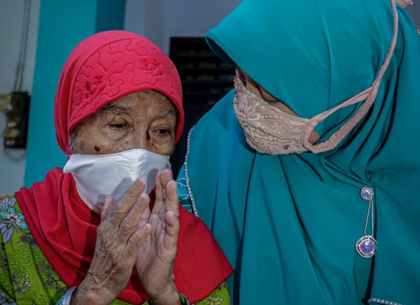 RENTAN: Ketua TP PKK NTB Hj Niken Saptarini Widyawati (kanan) menyapa salah seorang lansia di BSLU Mandalika,  Kamis (14/5) lalu.( Humas NTB For Lombok Post )