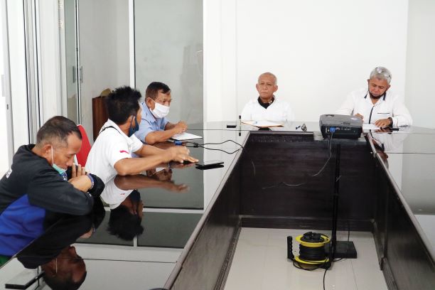 SAMPAIKAN ASPIRASI: Sejumlah pelatih NTB berdiskusi terkait program Latihan Mandiri PON XX dengan Ketua KONI NTB, di kantor KONI NTB, Rabu (6/5).( PUJO/LOMBOK POST)