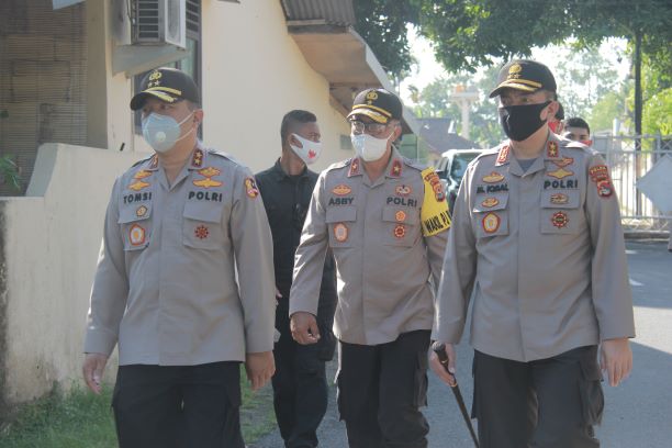 SELAMAT BEKERJA JENDERAL: Kapolda NTB Irjen Pol M Iqbal (kanan) berjalan bersama mantan Kapolda NTB Irjen Pol Tomsi Tohir (kiri) saat akan melakukan rapat Lapsat sesampainya di Mapolda NTB, kemarin (11/5). (Harli/Lombok Post)