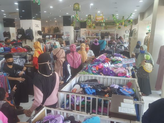 KERUMUN: Warga menyerbu toko pakaian untuk berburu baju lebaran di Kota Mataram, kemarin (17/5). (Satpol PP NTB For Lombok Post )