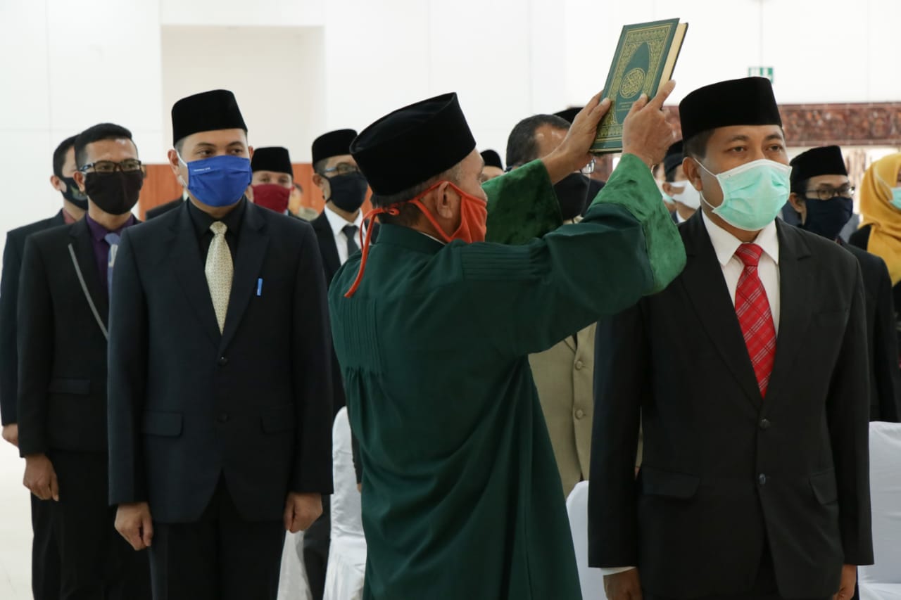 DILANTIK:  Suasana pelantikan pejabat Pemprov NTB di Graha Bhakti Praja NTB, kemarin (4/5).  (Humas NTB For Lombok Post )