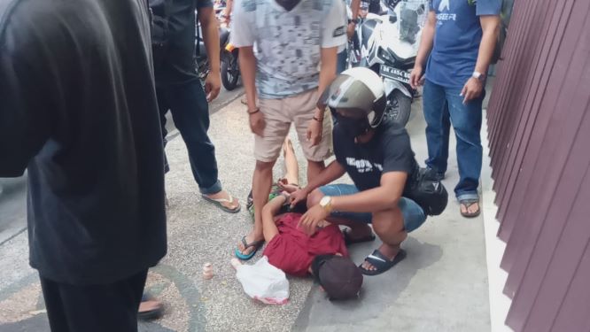 TAK BERKUTIK: Terduga pengedar sabu berinisial F diringkus di Jalan Saleh Sungkar, Ampenan, Jumat (15/5) lalu. (Ist/Lombok Post)