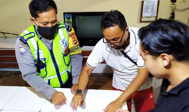 JANGAN ULANGI LAGI: Polisi menyaksikan penandatanganann surat pernyataan dari warga agar tidak melakukan perang petasan  kemarin (14/5).