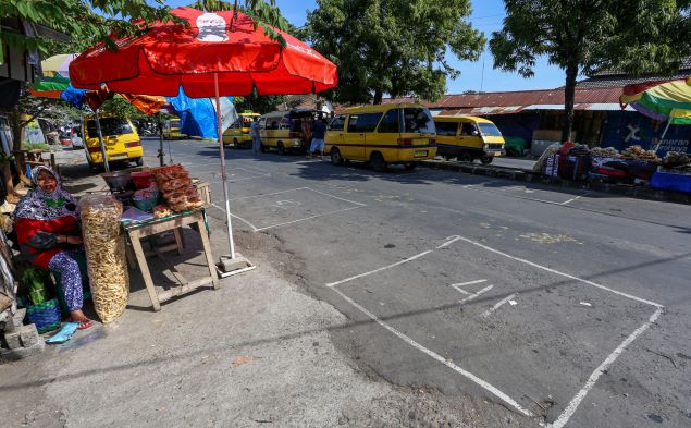 SUPAYA AMAN: Pemkot Mataram memberi tanda berupa kotak putih, yang nantinya ditempati pedagang di Pasar Mandalika, sebagi ikhtiar pencegahan Covid-19, Senin (4/5) (Ivan/Lombok Post)