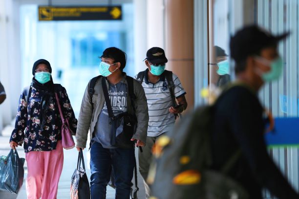 PULANG: Beberapa orang penumpang tiba di Lombok International Airport, sebelum penutupan bandara, beberapa waktu lalu. (IVAN/ LOMBOK POST )