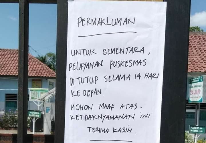 DITUTUP : Pengumuman tentang penutupan sementara layanan terpampang di pintu gerbang Puskesmas Kotaraja, Sikur, Lombok Timur, Jumat (1/5). (Ist/Lombok Post)