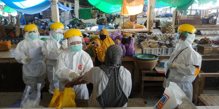 TES CEPAT: Petugas Dinas Kesehatan Mataram mengambil sampel darah pedagang di Pasar Mandalika, saat rapid test para pedagang, Senin (11/5/20) lalu.(sirtu/Lombok Post)