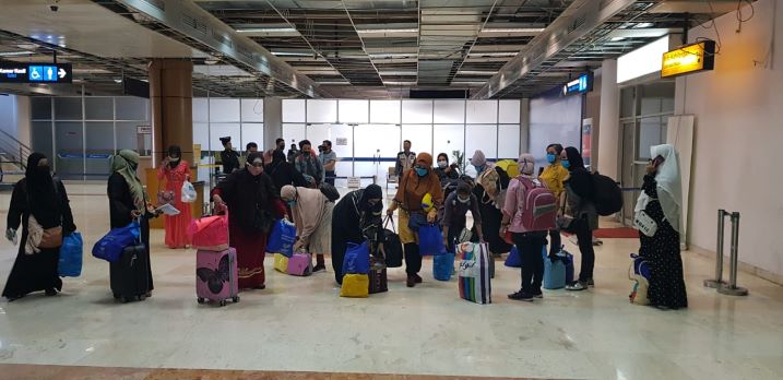 PULANG:  Para TKI asal NTB yang pulang dari sejumlah negara  tiba di Lombok International Airport,   beberapa waktu lalu. (Disos NTB For Lombok Post )