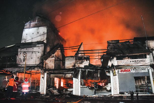 MEMBARA: Kebakaran melanda empat unit toko di Jalan Yos Sudarso, Kecamatan Ampenan, akibat korsleting arus listrik, Selasa (5/5) dini hari kemarin. (Ivan/Lombok Post)