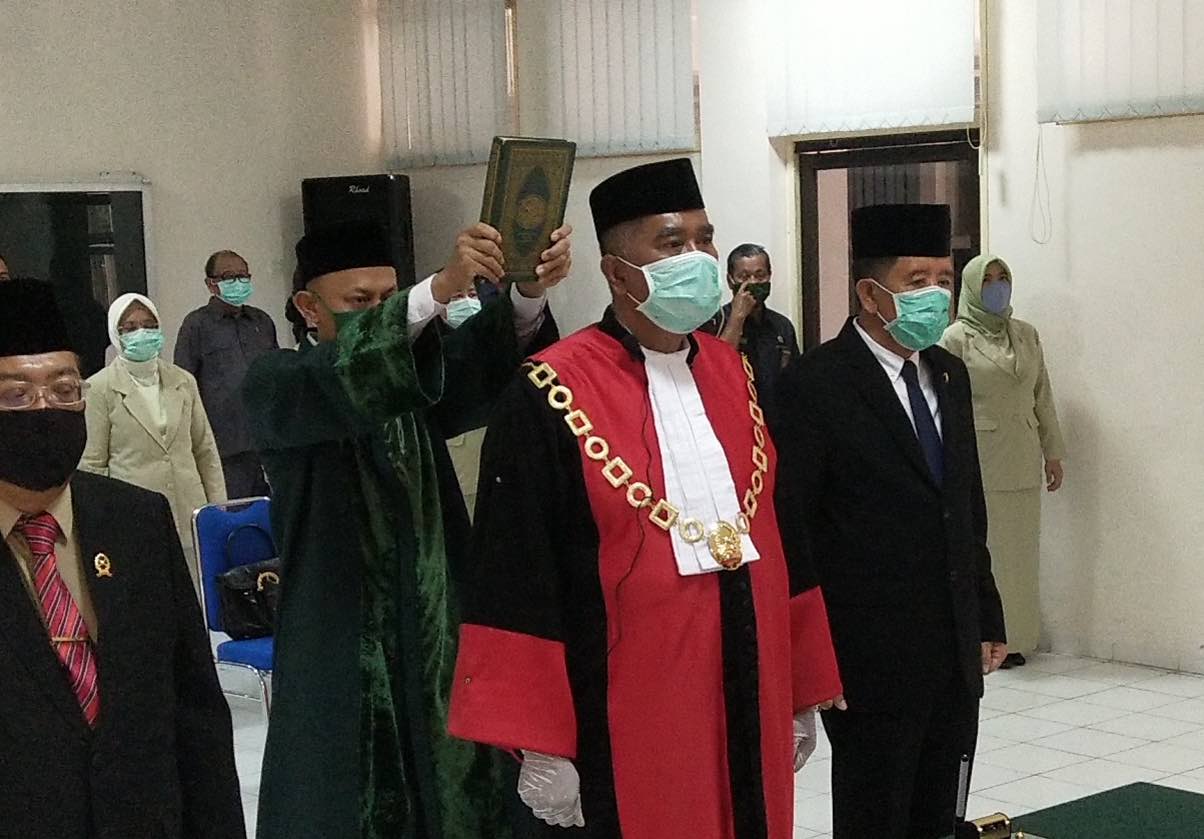 SELAMAT BERTUGAS: H Ali Makki mengucap sumpah jabatan saat pelantikan di PT NTB, Selasa (5/5).(Ist/Lombok Post)