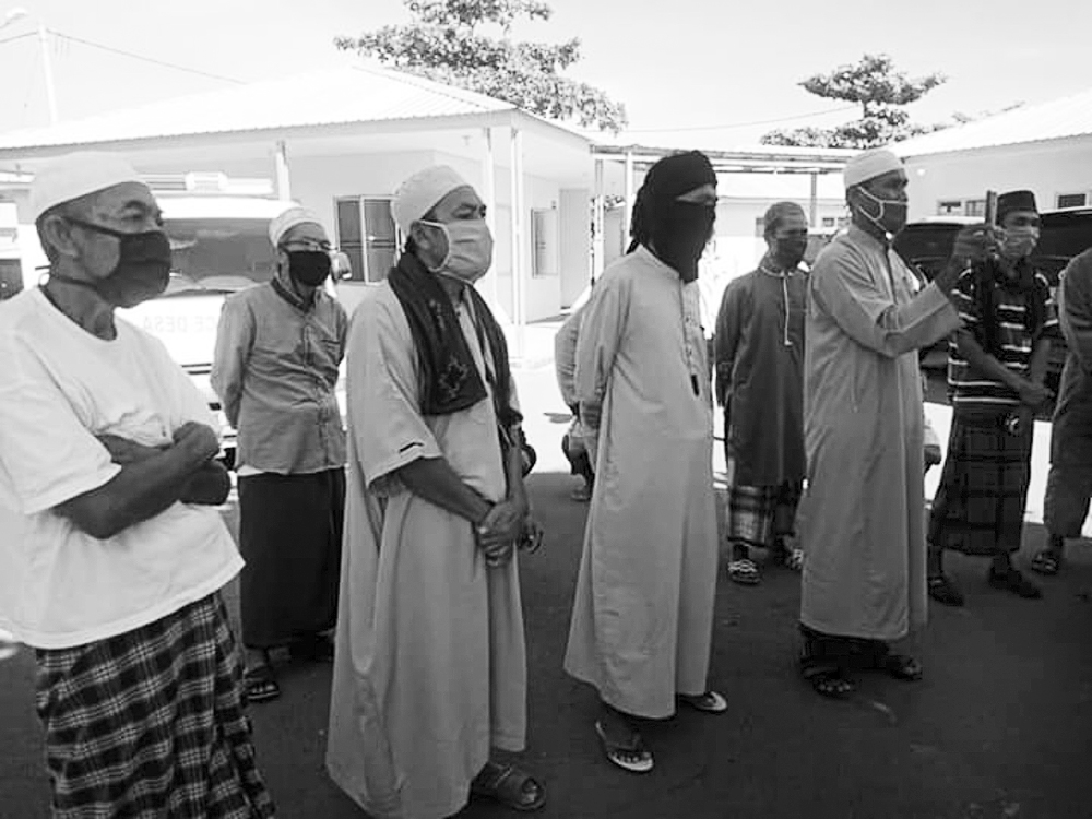 DIPULANGKAN: 11 pasien covid-19 yang dinyatakan sembuh, saat akan dipulangkan tim gugus tugas ke rumah masing-masing, kemarin (14/5).