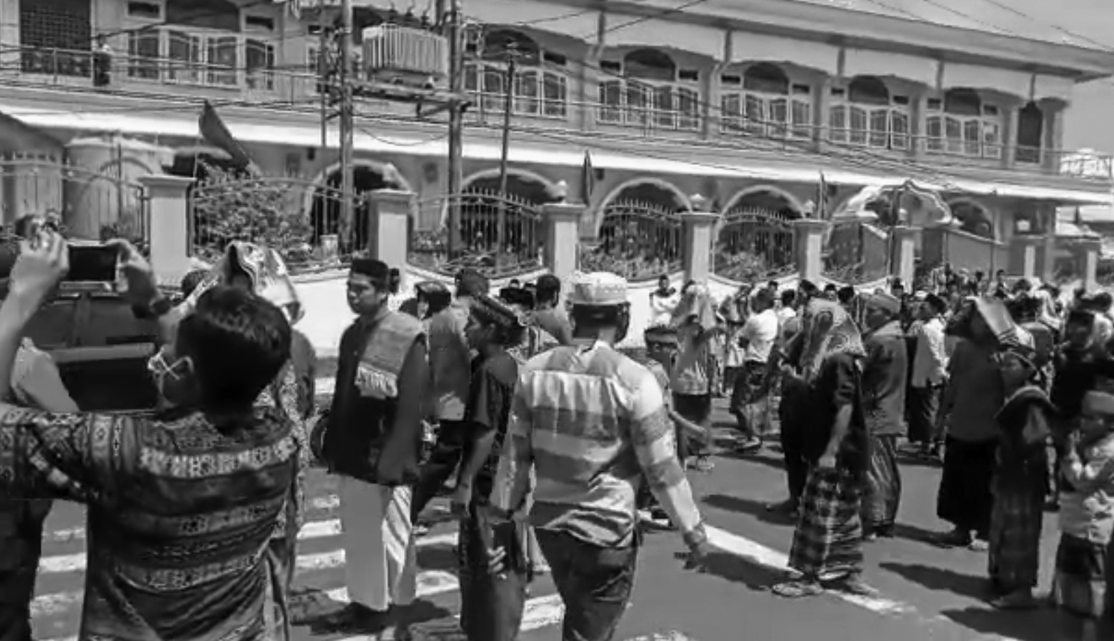 BUTUH SOSIALISASI INTENS: Sejumlah warga Desa Bengkel menggelar salat Jumat (1/5), pekan lalu.