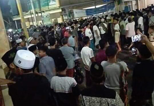 PROTES: Ratusan warga Desa Bengkel mendatangi kantor desa setempat terkait imbauan meniadakan sementara salat Jumat tadi malam Kamis (30/4). (IST/LOMBOK POST)