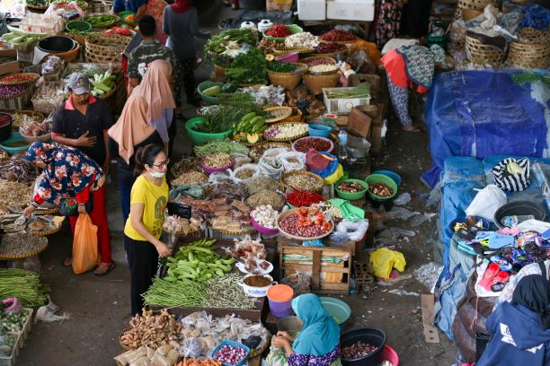 KURANG TERTIB: Inilah suasana transaksi jual beli di Pasar Kebon Roek, Ampenan, beberapa waktu lalu. Hampir tidak ada perubahan meski saat ini wabah virus Korona sedang mengancam.