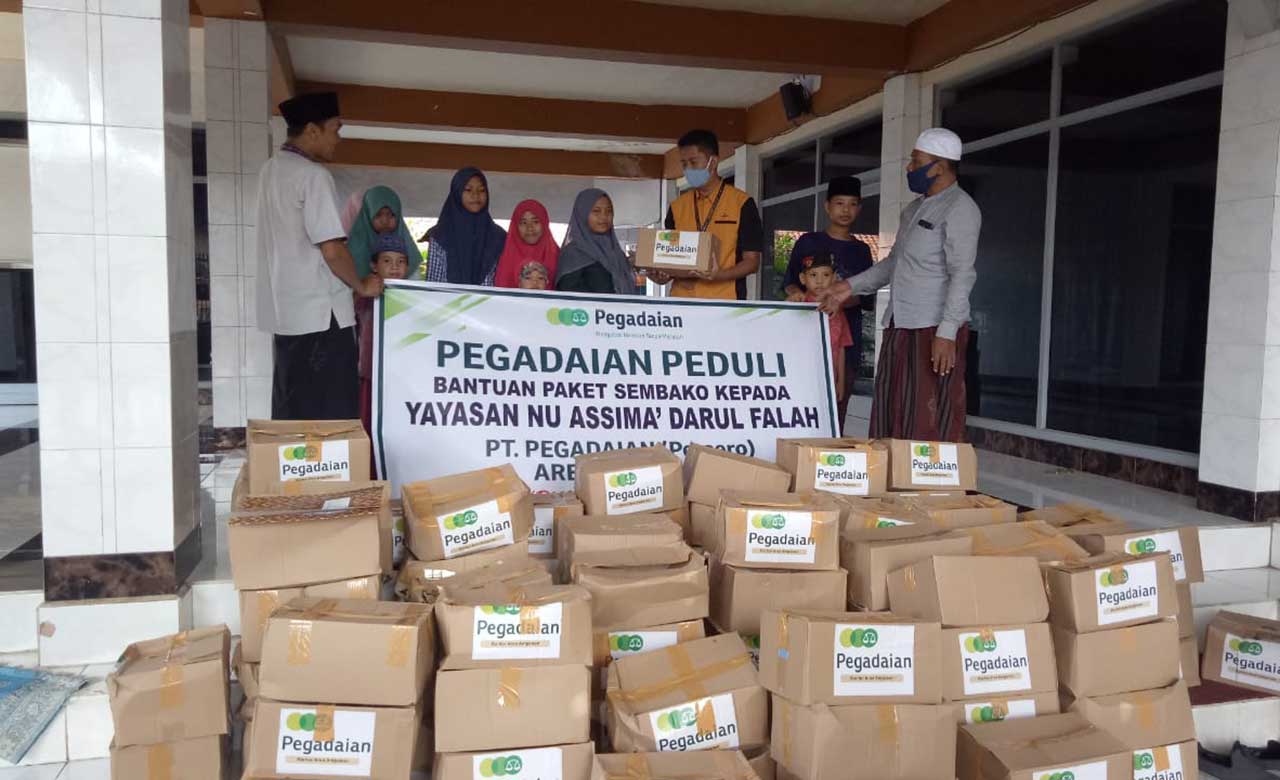 SALURKAN BANTUAN: Perwakilan Pegadaian Area Ampenan menyerahkan bantuan ke Yayasan NU Assima