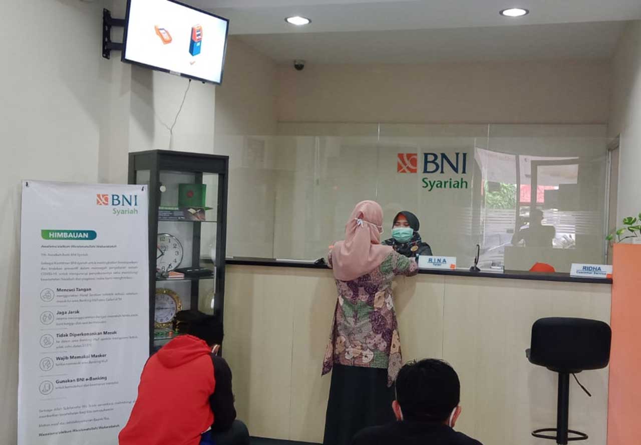 TUKAR UPK: Sejumlah nasabah tengah mengantri penukaran uang pecahan kecil (UPK) di loket Bank BNI Syariah Cakranegara, Rabu (20/5).