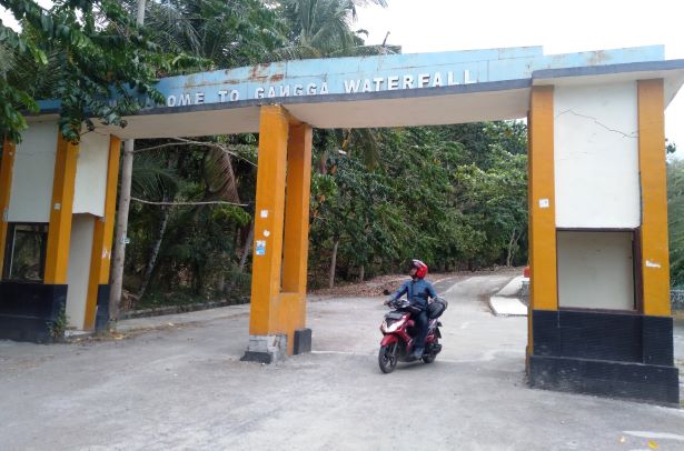 DESTINASI ANDALAN: Salah seorang pengunjung yang akan meninggalkan destinasi wisata Air Terjun Kerta Gangga Desa Genggelang, belum lama ini.( Ferial/Lombok Post)