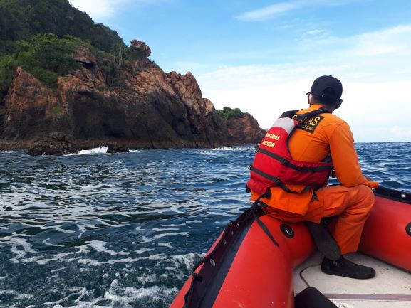 LAKUKAN PENCARIAN: Petugas Basarnas Mataram saat melakukan pencarian di perairan Meang, lokasi hilangnya Agus Salim. (Dok. Basarnas)