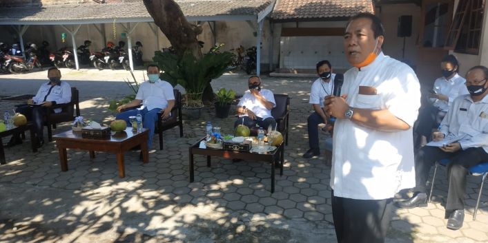 ASPIRASI: Kadishub NTB H Lalu Bayu Windia (beridiri) menyampaikan aspirasi di hadapan Gubernur NTB H Zulkieflimansyah (duduk, dua dari kiri),  dalam acara silaturrahmi dengan ASN, kemarin (10/6).  (Sirtu/Lombok Post)