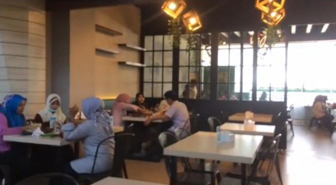 RAMAI : Sejumlah pengunjung menikmati makan siang di Restoran New Bebek Ijo Ibu Fenny G LEM, Jumat (5/6).