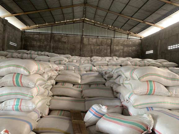STOK SIAP: Stok gabah di gudang milik pengusaha lokal KLU yang diklaim siap memenuhi kebutuhan beras JPS KLU.(Hanie for Lombok Post)