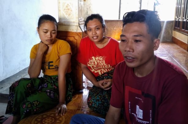 BERBAGI CINTA DENGAN SEPUPU: Hariani (kiri) bersama Mustiwati (tengah) mendampingu Saepul Bahri saat memberikan keterangan kepada Lombok Post, Senin (22/6). (Toni/Lombok Post)