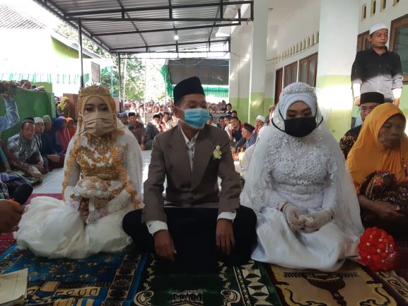 PEJANTAN TANGGUH: Saepul Bahri warga Dusun Bakong Dasan, Desa Lembar saat akad nikah dengan dua istrinya Musitiawati (kanan) dan Hairani (kiri), Sabtu (20/6). (KADUS BAKONG DASAN FOR LOMBOK POST)