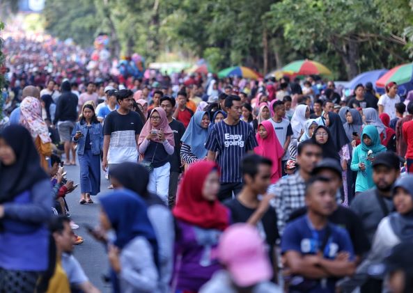 CFD : Warga Kota Mataram tumpah ruah pada free day di Jalan Udayana sebelum pandemi Covid-19. Kini, acara tersebut belum bisa dilakukan guna mencegah penyebaran Korona. (Ivan/Lombok Post)