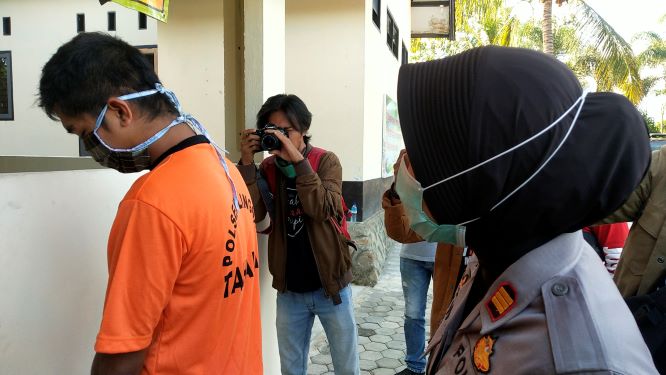 BELUM KAPOK: Kapolsek Lingsar AKP Dewi Komalasari mengintrogasi pelaku jambret, Dicky di Mapolsek Lingsar, kemarin (25/6). (HARLI/LOMBOK POST)